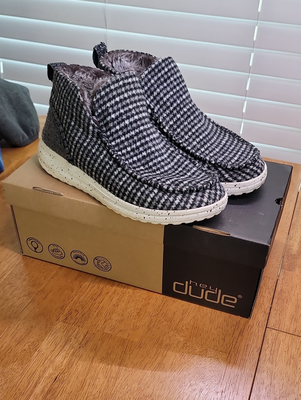 Hey Dude Helis Pop Dark Grey Houndstooth Shoe